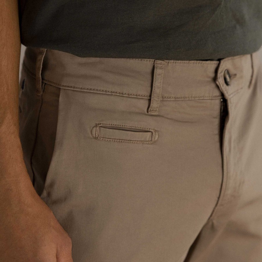 FAGUO Lichtbeige Chino, Aansluitend Model Chino'S En Broeken